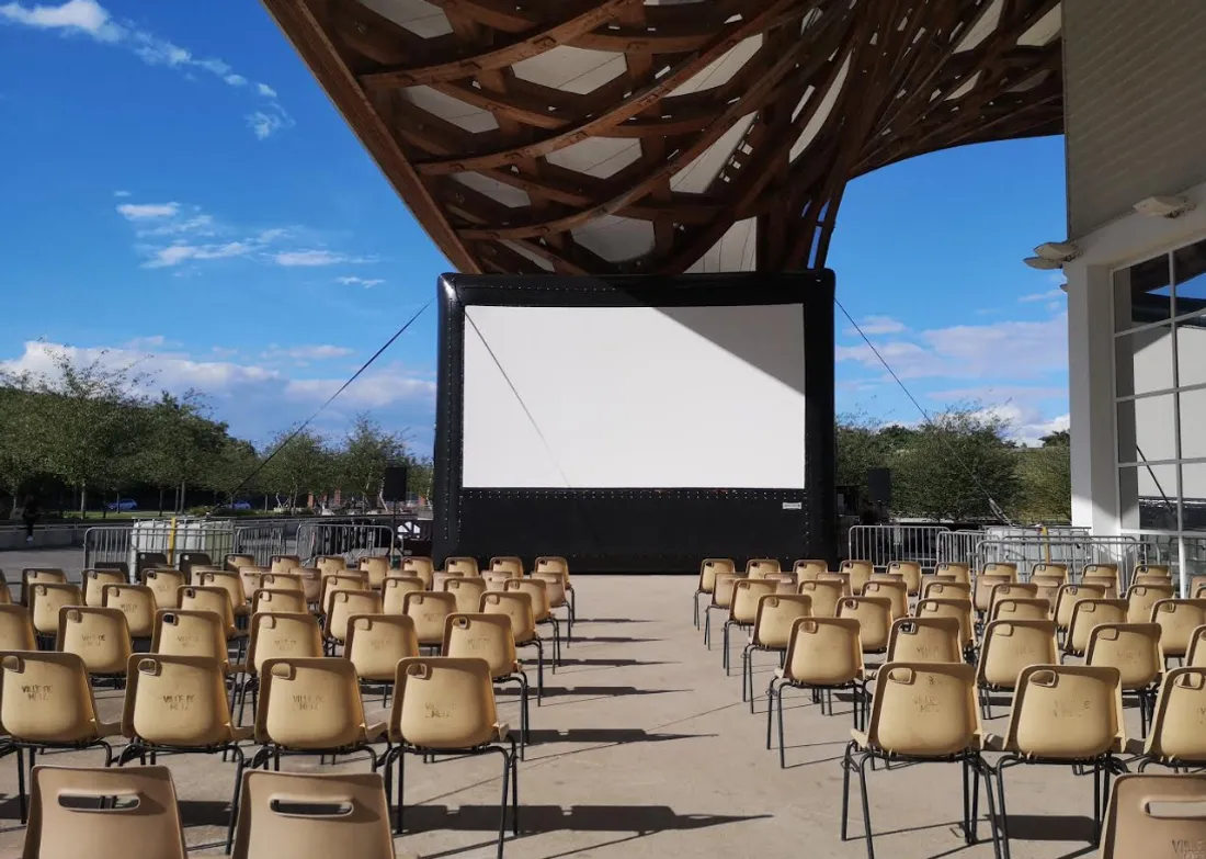 Une séance de cinéma en plein-air au Centre Pompidou-Metz